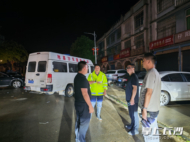 市水利局防汛督导组联合防汛技术组专家，对宁乡市大屯营、道林镇防汛值班值守情况进行督导检查。