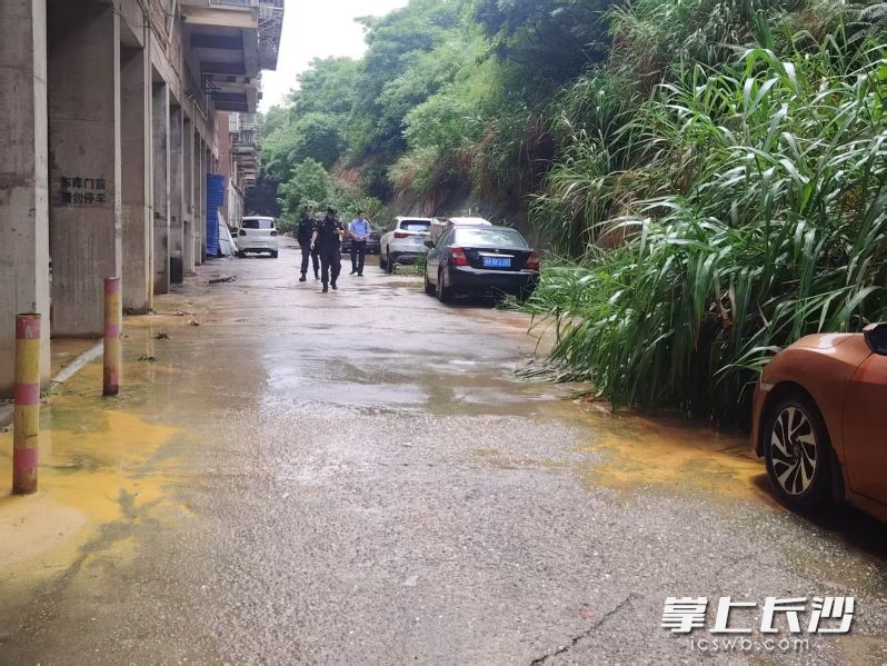 暴雨来临前,工作人员组织车辆撤离,远离边坡。 暴雨来临前,工作人员组织车辆撤离,远离边坡。