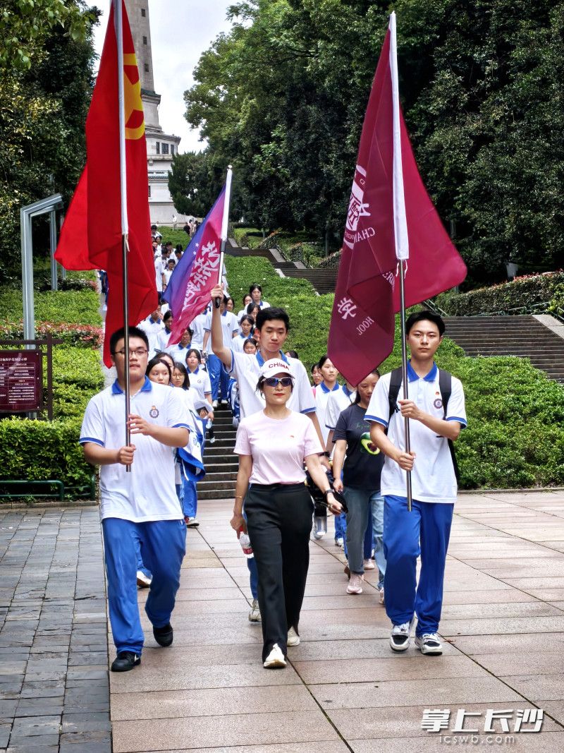 新团员以沉浸式行走体验感悟长征精神，在实地践学中锤炼青春意志。 均为长沙晚报全媒体记者贺文兵摄