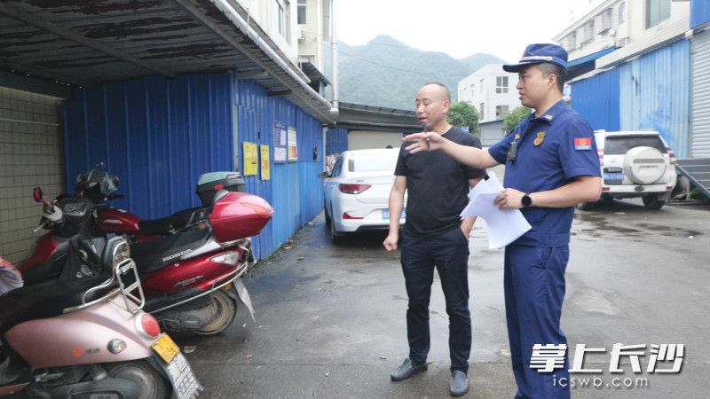 消防监督员在进行检查。 长沙晚报通讯员 寻艳 摄