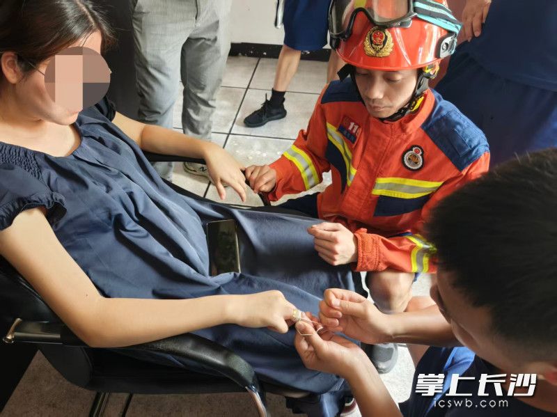 消防员正在帮助取戒指。 长沙晚报通讯员 朱伟强 摄