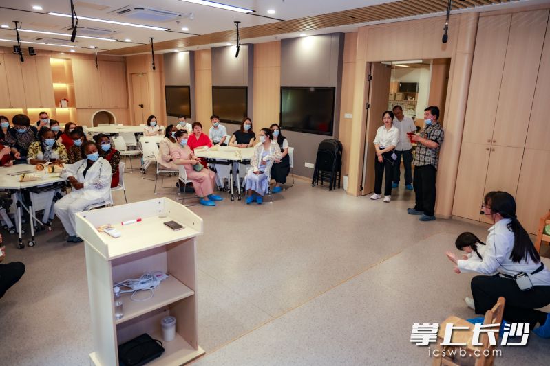 启动仪式前，肯尼亚代表团先后走进金职伟业现代家庭服务产教融合实践中心、行业共同体办公区及职业培训学校实地考察。 均为长沙晚报通讯员谢晓斌摄