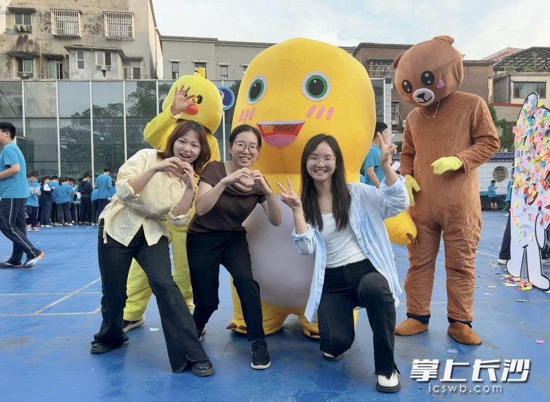 心理老师引导学生们在趣味互动中接纳自我、拥抱善意、读懂陪伴。