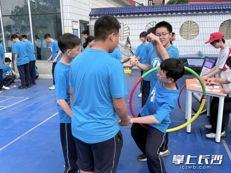 心理游园会，同学们在互动体验中感受团队合作，增进情谊。