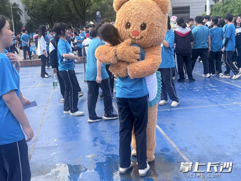 FreeHug用温暖拥抱传递爱和善意。均为长沙晚报全媒体记者 张炎炎 通讯员 郑梦娇 摄影报道