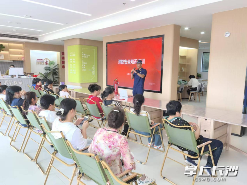 图为消防宣传员正在给居民上安全课。 长沙晚报通讯员 毛宏东 摄