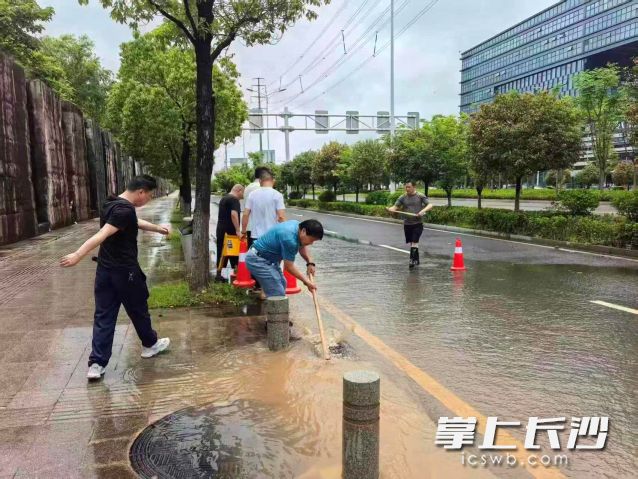 各积水隐患点位安排专人定点值守、常态化巡查。