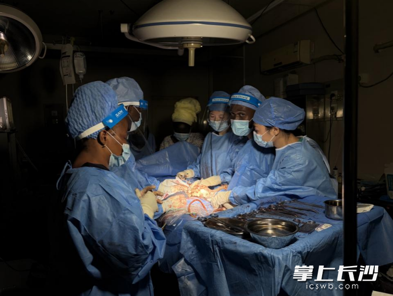 突发断电后的手术室全景。周围陷入一片昏暗，但手术团队没有丝毫慌乱。依靠着现场唯一的无影灯光，中塞医护人员紧密配合、有条不紊，在严峻的环境中继续着这场生命营救。