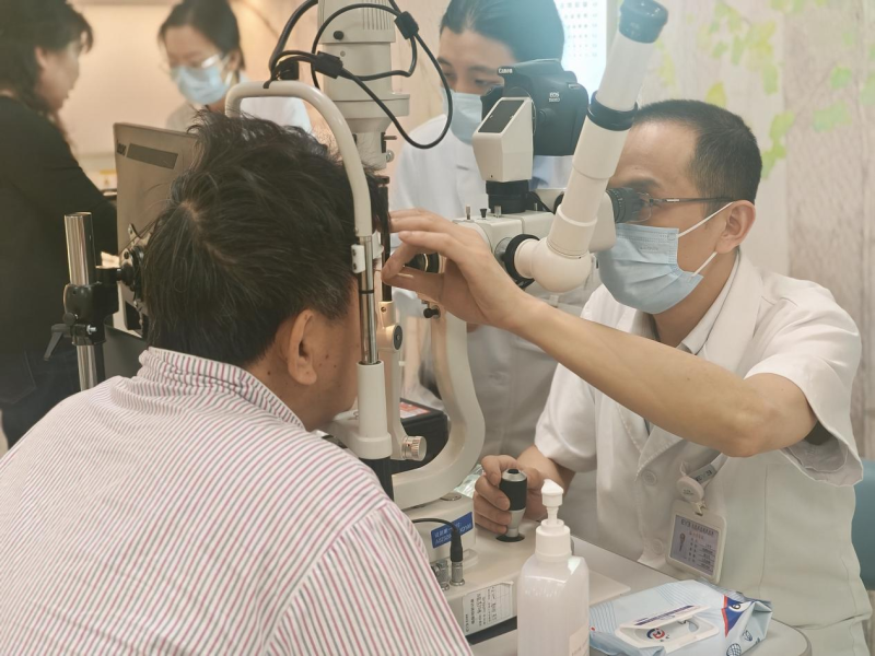 术后，王科华主任（右）为患者复查。