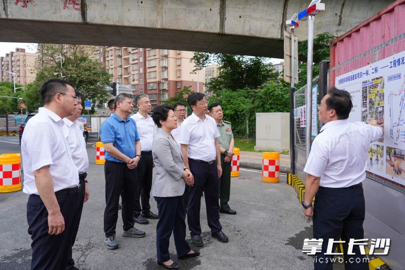 5月25日，省委常委、市委书记吴桂英在天心区调研经济社会发展情况，督导安全生产、防汛等工作，来到先锋路末端箱涵建设项目现场。