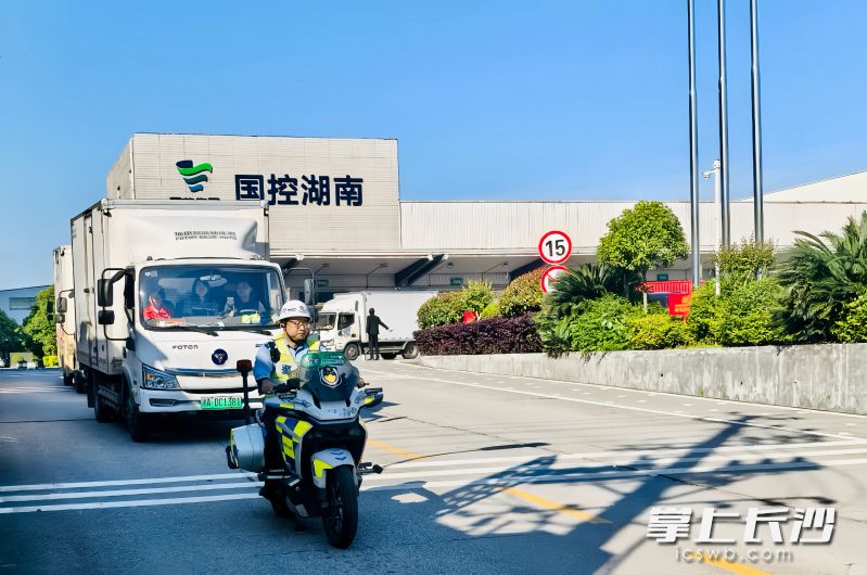 开福区交管大队等多部门联合为搬仓护航。均为开福融媒供图
