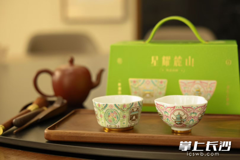 长沙星耀麓山陶瓷对杯礼盒。