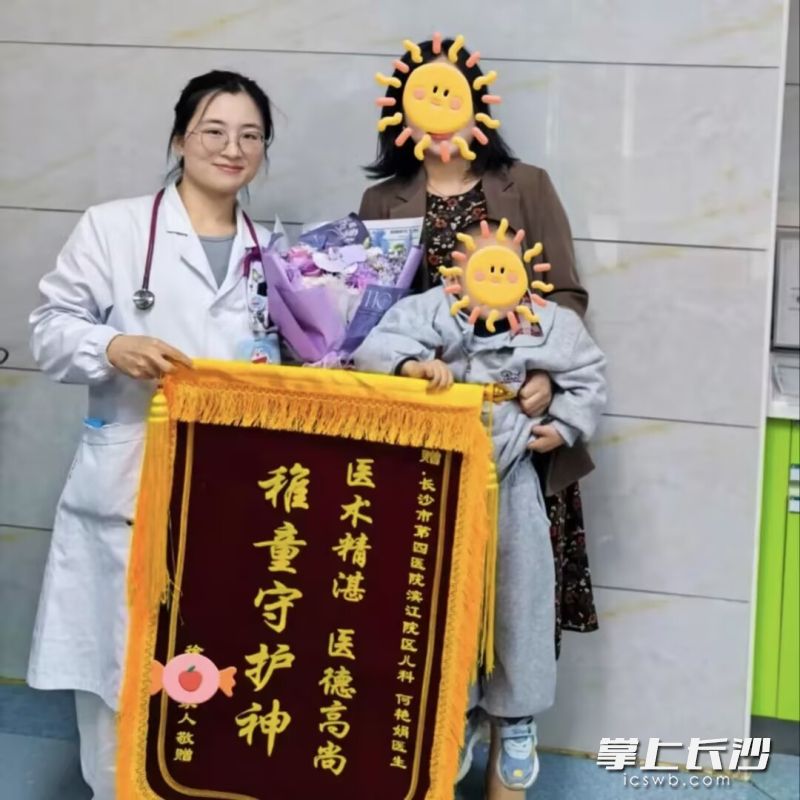 宝妈夏女士将一封手写感谢信和一面锦旗送给长沙市第四医院儿科医生何艳娟（左）。 通讯员供图