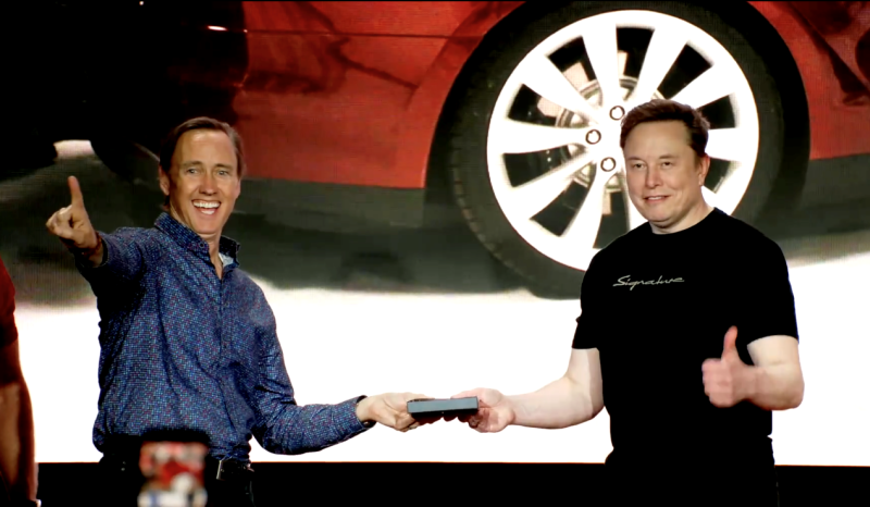 对于特斯拉Model S/X，马斯克（右）怀有深厚感情。 均为特斯拉供图