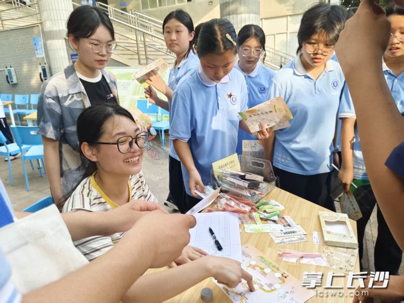 学校邀请家长参与其中，以家校共育的形式，为青少年心理健康成长筑牢双重保障。