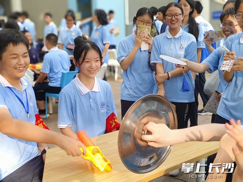 “‘浇’个朋友 三二一看这边”趣味互动中，同学们在夏日水花飞溅间一扫身心烦闷，尽显少年鲜活朝气。均为长沙晚报通讯员 李雨晴 摄