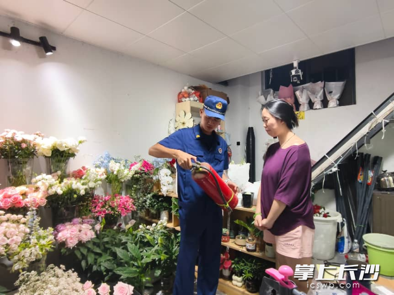 消防员在进行检查。 长沙晚报通讯员 毛宏东 摄
