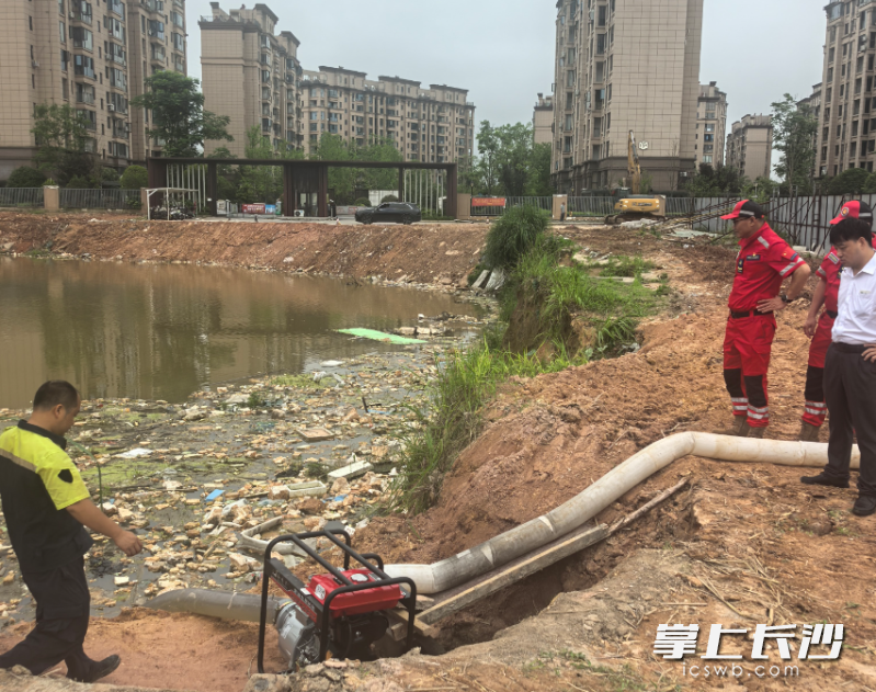 长沙市物业行业党员应急服务队在恒泰湘壹府高层公寓待建基坑积水严重部位,指导挖机设备基坑填埋和地基加固,以及大功率排水设备排水工作。 均为通讯员朱斌供图 长沙市物业行业党员应急服务队在恒泰湘壹府高层公寓待建基坑积水严重部位,指导挖机设备基坑填埋和地基加固,以及大功率排水设备排水工作。 均为通讯员朱斌供图