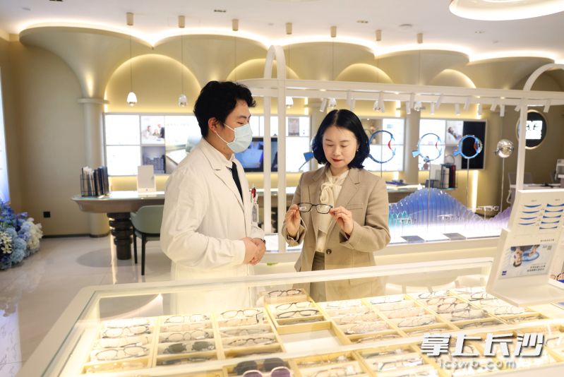 市政协委员、爱尔眼科医院集团长沙地区CEO吴娜（右）在店内查看新品销售情况。 长沙晚报全媒体记者 盛磊 摄