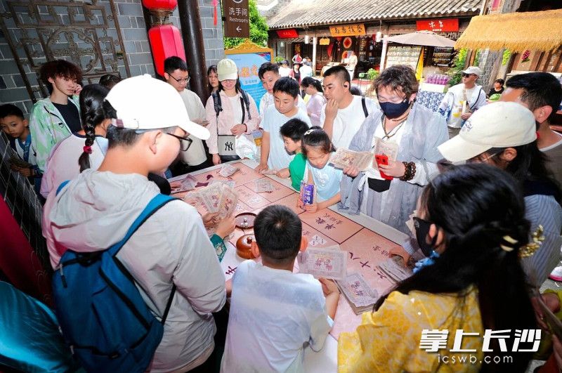 “六一”儿童节，长沙铜官窑国风乐园邀娃来当“小掌柜”。 均为景区供图