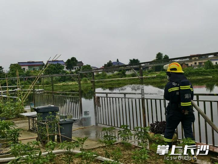 消防员对泄漏液化气罐进行处置。 长沙晚报通讯员 谢吉峰 摄