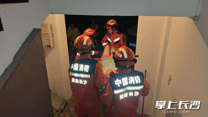 消防员正在转运受伤市民。 长沙晚报通讯员 李勇 摄