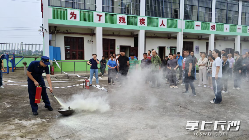 消防宣传员现场演示灭火。 长沙晚报通讯员 谢吉峰 摄
