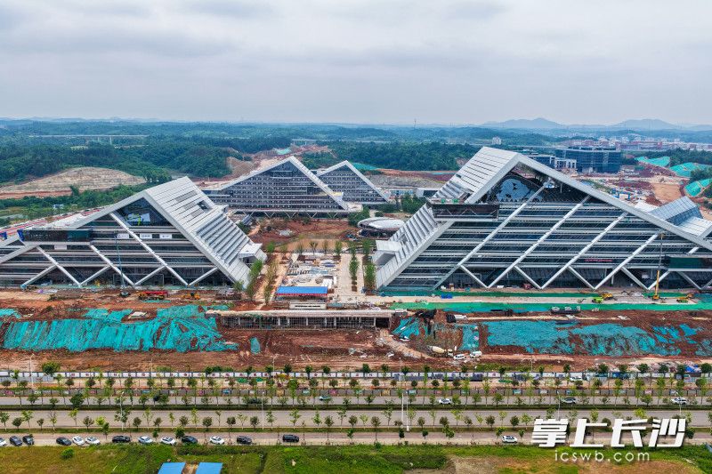 极具未来感的三角形建筑外观，线条利落流畅，银亮的“顶冠”熠熠生辉，既似层层递进的科创金字塔，又像千帆竞发的启航阵列。