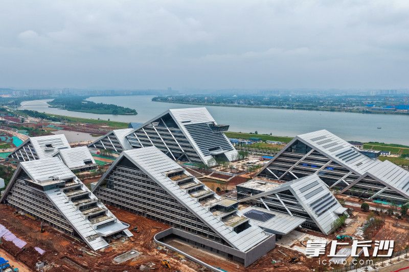 位于湖南湘江新区大王山下的湘江科学中心，五大主体建筑呈扇形沿江舒展排布。
