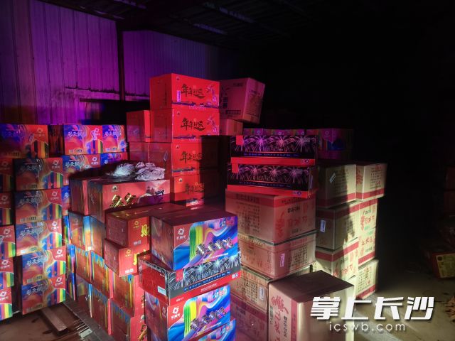 非法储存烟花爆竹现场。  均为长沙晚报通讯员张珊珊供图