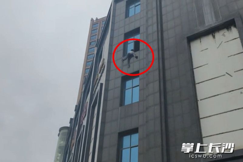 事发时惊险一幕。 均为长沙晚报通讯员覃亚林、唐采苓摄