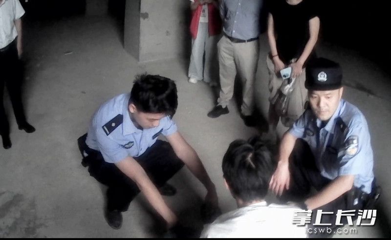 蒋增斌和同事耐心劝阻男子。