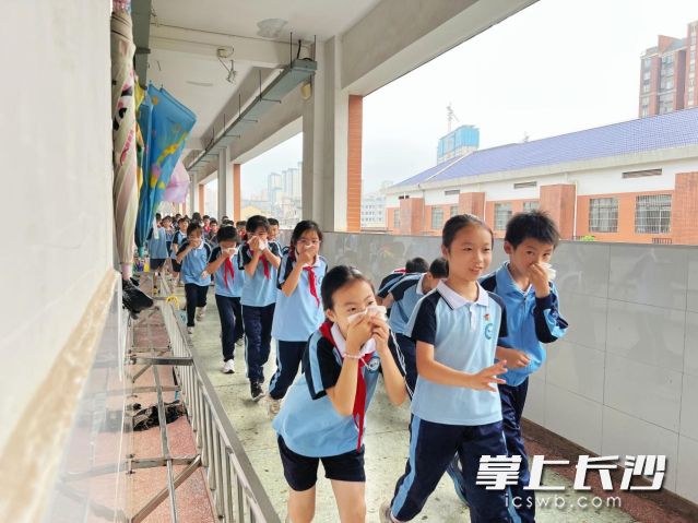 演练过程中，学生在老师的引导下，按照预定疏散路线快速撤离。