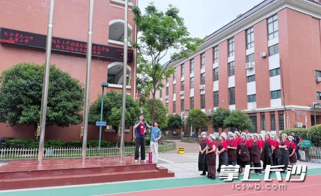 教官手把手教学干粉灭火器的操作方法。