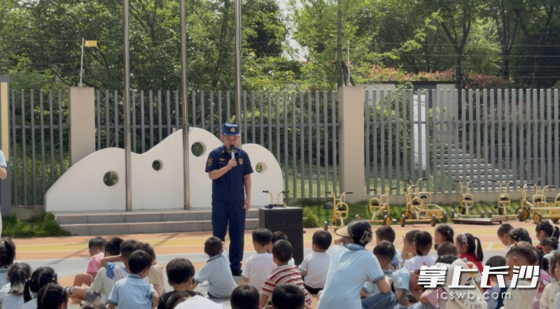 消防宣传员正在给幼儿园师生上安全课。 均为长沙晚报通讯员 杨来富 摄