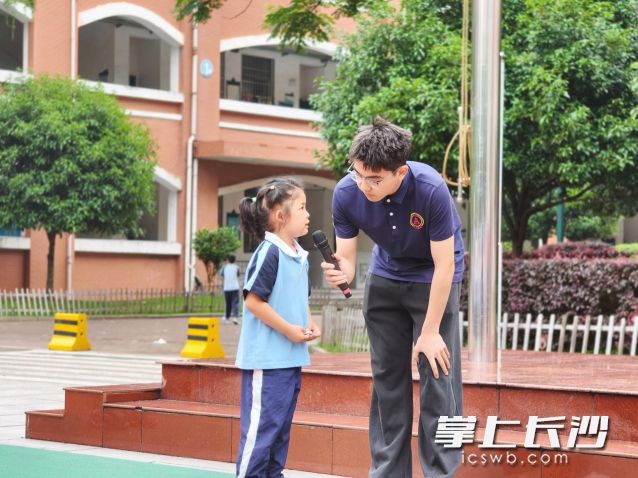 教官与学生现场互动。