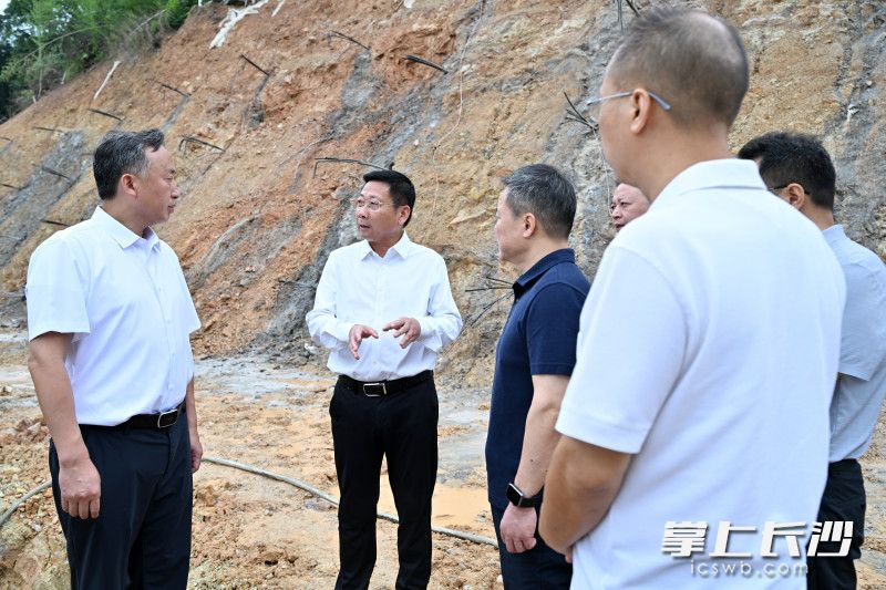 陈博彰在宁乡市历经铺街道南太湖社区十一组滑坡地质灾害隐患点察看隐患整治情况。 陈博彰在宁乡市历经铺街道南太湖社区十一组滑坡地质灾害隐患点察看隐患整治情况。