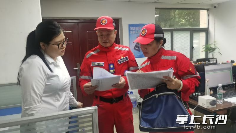 指导组专家正在检查设施维保记录等材料。 指导组专家正在检查设施维保记录等材料。