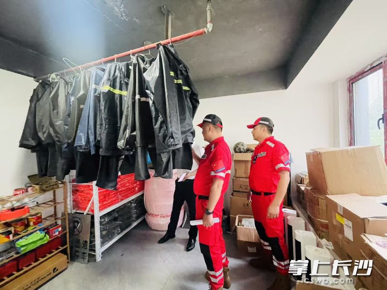 指导组正在查看小区防汛物资准备情况。 指导组正在查看小区防汛物资准备情况。