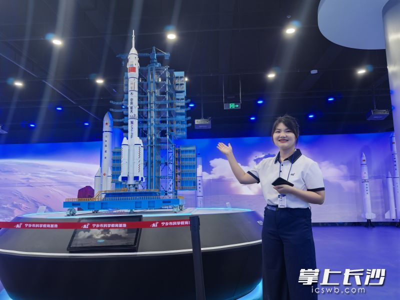 宁乡市科学教育基地计划于6月正式开放，工作人员在介绍展品。