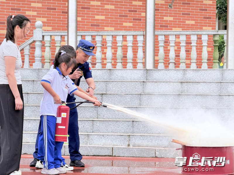 手把手指导学生进行灭火实操。