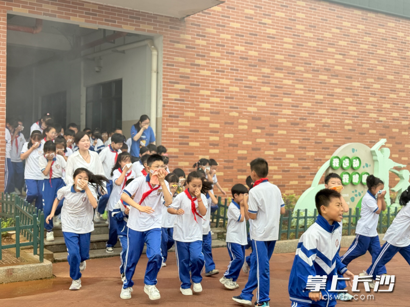 图为疏散演练。 均为长沙晚报通讯员 叶枫 摄