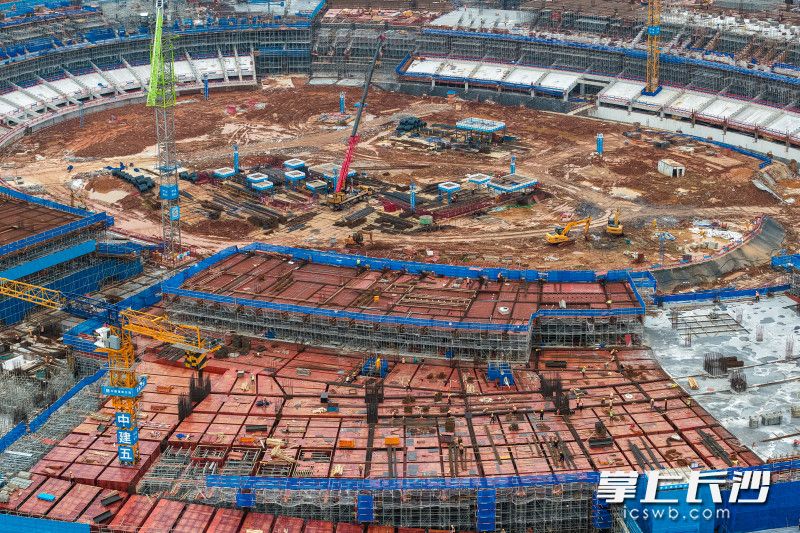 该项目总建筑面积约55万平方米，规划建设6.5万座主体育场、1.8万座综合体育馆及4000座跳水游泳馆，由中建三局、中建五局等联合体承建。