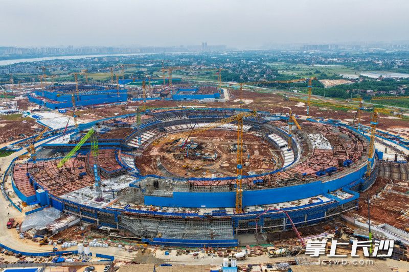 5月28日，长沙奥体中心项目建设现场，数十台塔吊正在忙碌的作业，主体混凝土结构施工正全力冲刺封顶。