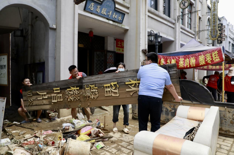 宁乡市道林社区的干部、民警、志愿者协力通畅道路。均为通讯员 刘立 黄亚芬 摄影报道