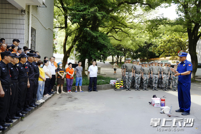 消防宣传员送安全知识进校园。 长沙晚报通讯员 刘鑫 摄