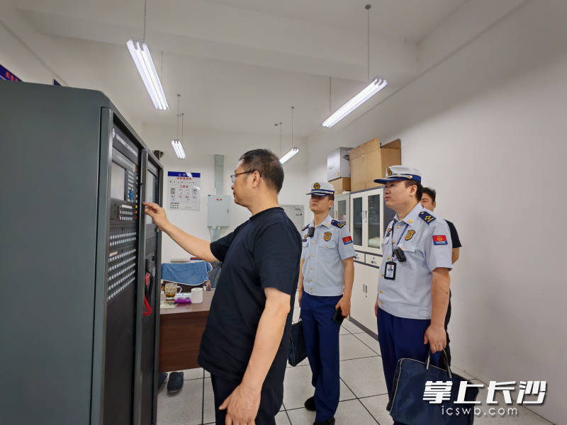 图为消防监督员正在检查。 长沙晚报通讯员 汤淑 摄