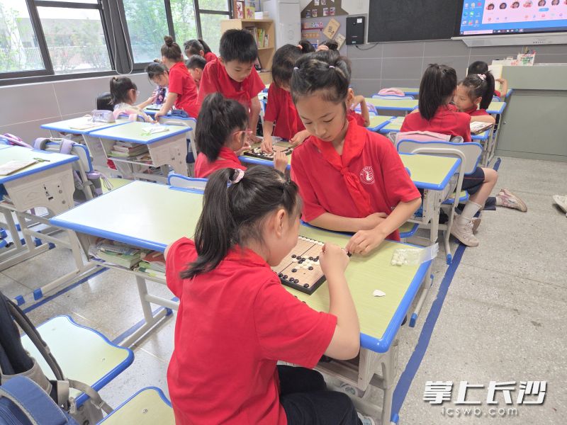 提前到校的学生在教室内下棋。均为长沙晚报全媒体记者 杨芸 摄