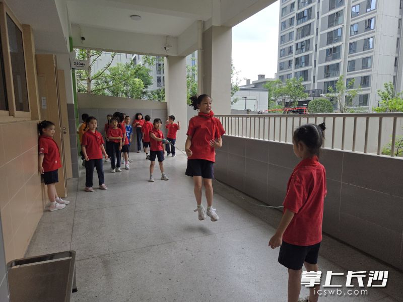 早读之前，学生们在教室外走廊跳绳。