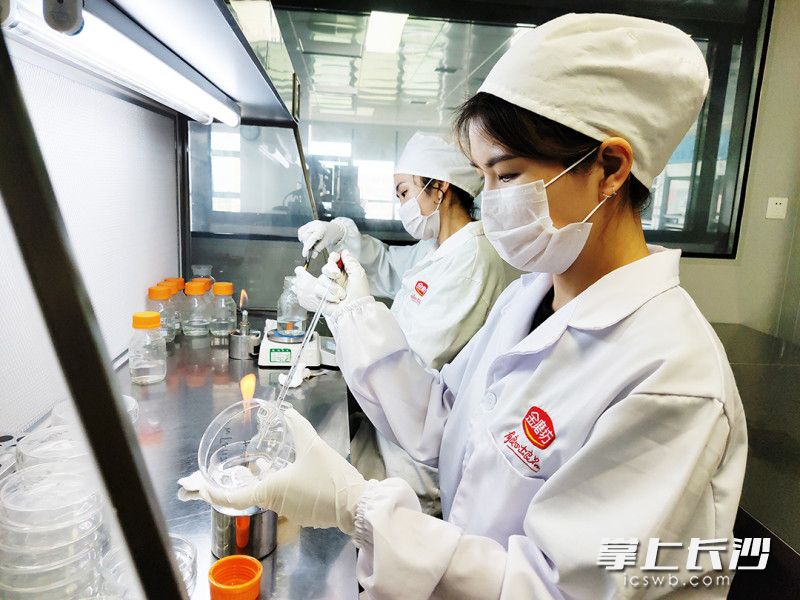 金磨坊的实验室内,工作人员正研发新品类零食。长沙晚报全媒体记者 朱泽寰摄 金磨坊的实验室内,工作人员正研发新品类零食。长沙晚报全媒体记者 朱泽寰摄